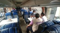 Cikobis juga dilengkapi dengan pemandu tur yang akan menjelaskan tempat-tempat yang dilewati oleh wisatawan.