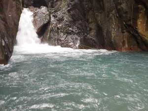 Segarnya Main Basah-basahan di Curug Leuwi Hejo Bogor