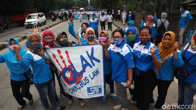 Buruh Tolak Omnibus Law Kuasai Jalan Gatot Subroto Tangerang