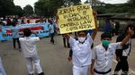 Buruh Tolak Omnibus Law Kuasai Jalan Gatot Subroto Tangerang