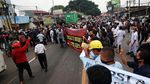 Buruh Tolak Omnibus Law Kuasai Jalan Gatot Subroto Tangerang