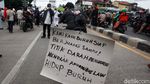 Buruh Tolak Omnibus Law Kuasai Jalan Gatot Subroto Tangerang