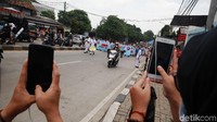 Buruh menguasai salah satu jalur di Jalan Gatot Subroto, Kota Tangerang. 