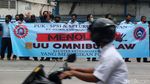 Buruh Tolak Omnibus Law Kuasai Jalan Gatot Subroto Tangerang