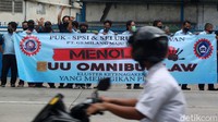 Salah satu spanduk besar yang dibentangkan berisi penolakan terhadap UU Omnibus Law Cipta Kerja.