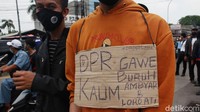 Omnibus Law Cipta Kerja sendiri baru saja disahkan DPR sore kemarin. UU ini diprotes keras oleh kalangan pekerja karena dinilai menguntungkan pengusaha dan cenderung melemahkan pekerja.