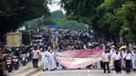 Buruh Tolak Omnibus Law Kuasai Jalan Gatot Subroto Tangerang