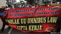 Buruh yang tergabung dalam SPMI menolak UU Omnibus Law Cipta Kerja.