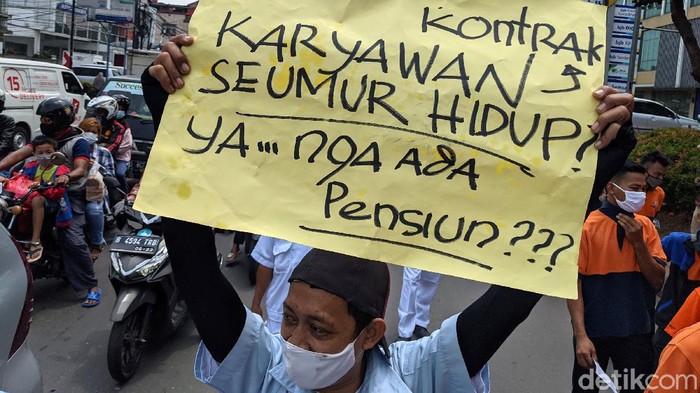Demo Buruh Tolak Omnibus Law di Tangerang Para pekerja pabrik melakukan aksi unjuk rasa dengan berjalan kaki di Jl Gatot Subroto, Jatiuwuhg, Kota Tangerang, Banten, Selasa (06/10/2020. Unjuk rasa terkait pengesahan UU Cipta Karya oleh DPR RI.
