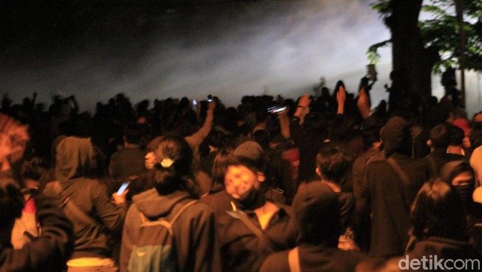 demo omnibus law di Bandung ricuh, massa lempar batu ke Gedung DPRD Jabar