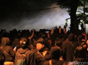 Gedung DPRD Jabar Mencekam, Demonstran Lempar Batu dan Petasan