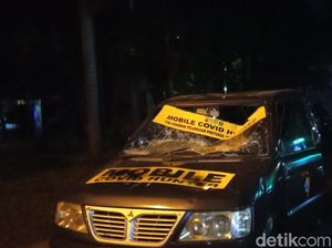 Demo Omnibus Law di Bandung Ricuh, Mobil Polisi Dirusak