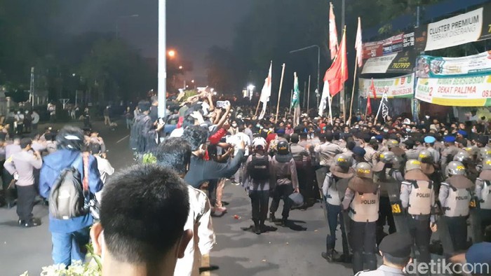 Demo omnibus law di Serang Banten ricuh