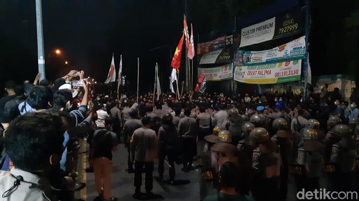 Demo omnibus law di Serang Banten ricuh