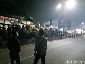Tolak Omnibus Law, Mahasiswa Bakar Ban Tutup Jalan Arteri Serang