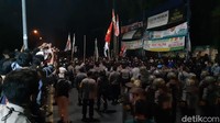 Kericuhan ini berlangsung di Jalan Sudirman, Kota Serang, Selasa (6/10/2020), sekitar pukul 18.45 WIB. Massa aksi mengatasnamakan Aliansi Geger Banten. Sebelumnya, mahasiswa memblokade Jalan Sudirman.