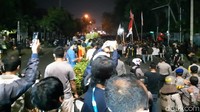 Kapolres Serang Kota, yang kini dijabat AKBP Yunus Hadith Pranoto, beberapa kali meminta demonstran membubarkan diri. Namun mahasiswa bertahan dan sempat melempari polisi.