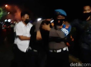Perwira Polda Banten Terkena Lemparan Batu di Aksi Demo Ricuh