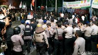 Kericuhan terjadi tak hanya di Bandung, Jawa Barat. Di Serang Banten pun bentrokan tak terelakan antara demonstran dengan kepolisian. Foto: Bahtiar Rifai