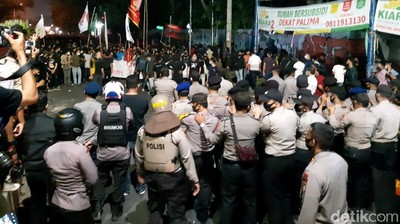 Demo Omnibus Law di Serang Berujung Ricuh