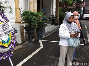 Perempuan Ini Demo Tolak Omnibus Law Sendirian di Halaman DPRD Kota Blitar
