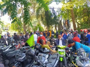 Buruh Surabaya Mulai Kumpul untuk Demo Tolak Omnibus Law Cipta Kerja