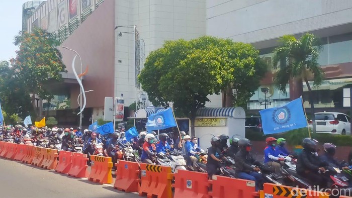 Ratusan buruh sudah bergerak dari kawasan Kebun Binatang Surabaya (KBS). Mereka menuju DPRD Jatim untuk demo menolak Omnibus Law Cipta Kerja.
