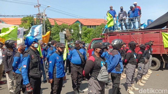 Sekitar 750 orang dari Serikat Pekerja Kimia, Energi dan Pertambangan Serikat Pekerja Seluruh Indonesia (SPKEP SPSI) demo di depan Gedung DPRD Jawa Timur. Mereka menuntut Presiden Joko Widodo mengeluarkan Perppu sebagai pengganti Undang-Undang Omnibus Law Cipta Kerja.