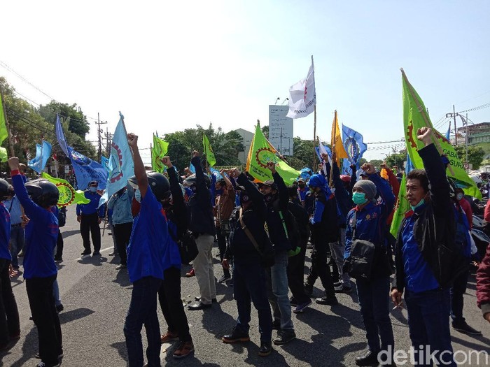 Sekitar 750 orang dari Serikat Pekerja Kimia, Energi dan Pertambangan Serikat Pekerja Seluruh Indonesia (SPKEP SPSI) demo di depan Gedung DPRD Jawa Timur. Mereka menuntut Presiden Joko Widodo mengeluarkan Perppu sebagai pengganti Undang-Undang Omnibus Law Cipta Kerja.
