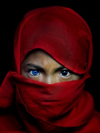 Ditra anak perempuan dari Suku Buton yang memiliki mata berwarna biru.