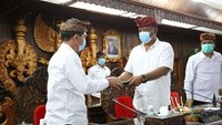 Bupati Klungkung, I Nyoman Suwirta Menerima Dokumen Pengesahan Rancangan Perda Tentang Badan Permusyawaratan Desa (BPD) menjadi Perda Oleh Ketua DPRD Klungkung, AA Gde Anom, Di Klungkung, Senin (5/10/2020). Sosialiasi terkait Perda BPD akan diselenggarakan di kantor kecamatan masing masing. Dengan mengundang seluruh komponen yang berkompeten di setiap kecamatan. Apabila Ranperda BPD telah ditetapkan sebagai Perda, maka bupati didesak agar segara menerbitkan Peraturan Bupati (Perbup) sehingga Perda BPD langsung diterapkan. Foto: dok. DPRD Klungkung