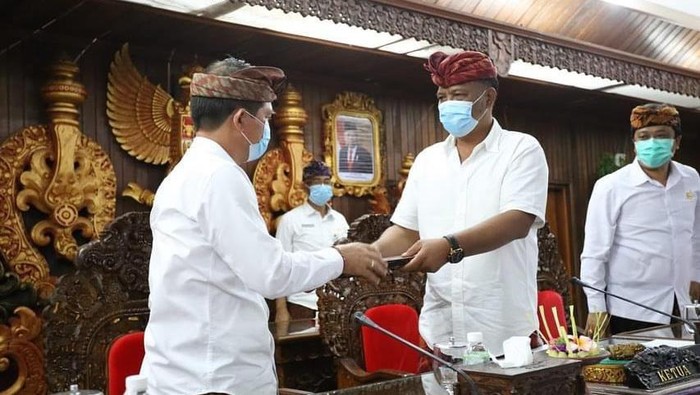 DPRD Klungkung Terbitkan Perda untuk Kesejahteraan BPD DPRD Klungkung menyetujui perubahan ranperda (rancangan peraturan daerah) tentang Badan Permusyawaratan Desa (BPD) menjadi perda (peraturan daerah) demi kesejahteraan bersama.