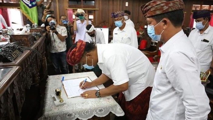 DPRD Klungkung Terbitkan Perda untuk Kesejahteraan BPD DPRD Klungkung menyetujui perubahan ranperda (rancangan peraturan daerah) tentang Badan Permusyawaratan Desa (BPD) menjadi perda (peraturan daerah) demi kesejahteraan bersama.