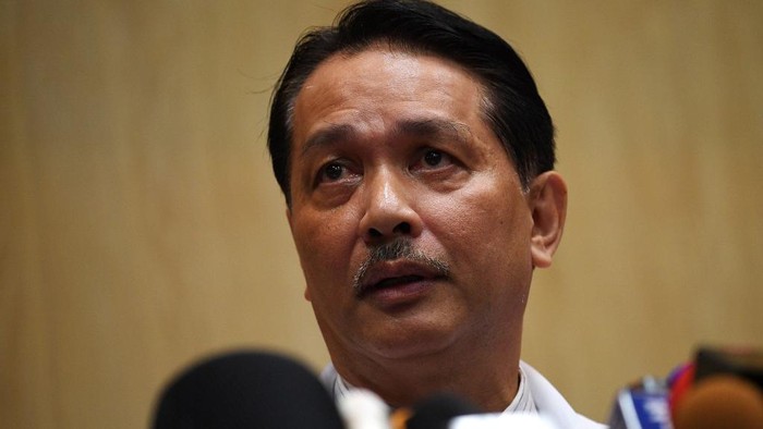 Malaysias Director General of Health Noor Hisham Abdullah addresses journalists at the hospital Kuala Lumpur on February 21, 2017. - Malaysian armed guards stood watch at the hospital holding the body of Kim Jong-Nam, the assassinated half-brother of North Koreas leader, amid reports his son had come to Kuala Lumpur to claim the remains. (Photo by MANAN VATSYAYANA / AFP)