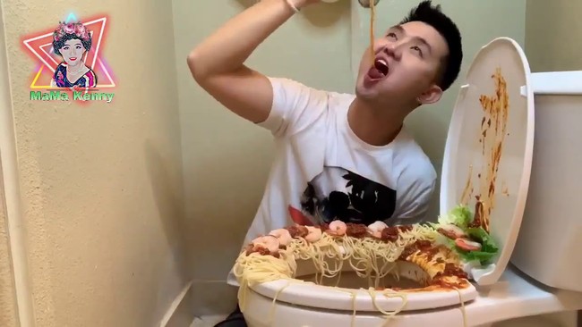 Duh! Orang-orang Ini Rela Makan di Lubang WC yang Jorok