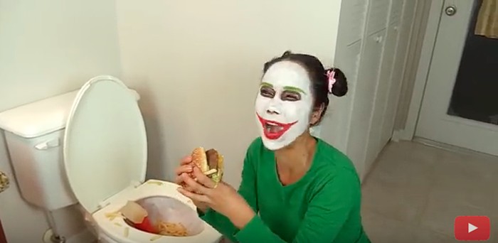 Duh! Orang-orang Ini Rela Makan di Lubang WC yang Jorok