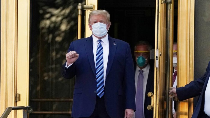 President Donald Trump walks out of Walter Reed National Military Medical Center to return to the White House after receiving treatments for covid-19, Monday, Oct. 5, 2020, in Bethesda, Md. (AP Photo/Evan Vucci)