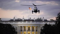 Cukup mudah untuk mengintip Gedung Putih, tetapi untuk masuk ke dalam, kita harus ikut tur. Dan tempat yang dilihat juga terbatas di tur itu. Warga negara Amerika Serikat (AS) perlu meminta tempat di tur melalui anggota Kongres setidaknya 21 hari sebelumnya. Namun, nonwarga negara lebih sulit, mereka harus meminta izin melalui kedutaan masing-masing dan berharap seorang anggota staf bersedia mengurusi tur mereka. (AP Photo/J. Scott Applewhite)