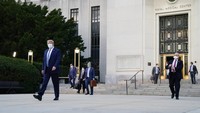 Diketahui bahwa Trump telah dirawat di Walter Reed Medical Center dekat Washington, sejak Jumat (2/10) waktu setempat setelah mengumumkan bahwa dirinya positif Corona. AP Photo/Evan Vucci  