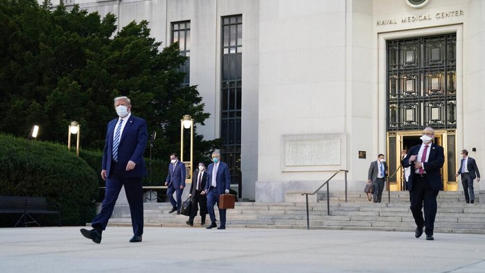 President Donald Trump walks out of Walter Reed National Military Medical Center to return to the White House after receiving treatments for covid-19, Monday, Oct. 5, 2020, in Bethesda, Md. (AP Photo/Evan Vucci)