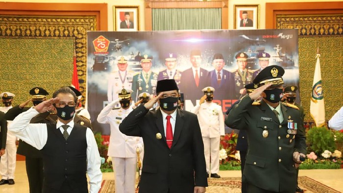 Dukung Pilkada Sehat dengan Berbagi Masker Pjs. Gubernur Kepulauan Riau Bahtiar melakukan aksi nyata pencegahan penyebaran COVID-19 dalam rangka mendukung pilkada sehat dengan membagikan masker