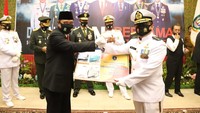 Pjs. Gubernur Kepulauan Riau Bahtiar melakukan aksi nyata pencegahan penyebaran civid-19 dalam rangka mendukung pilkada sehat dengan membagikan masker kepada Forkompinda Provinsi Kepulauan Riau serta kepada pegawai di Lingkungan Pemerintah Provinsi Kepulauan Riau.