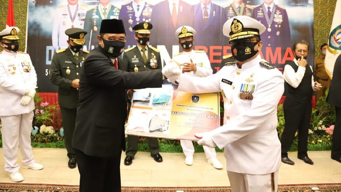 Dukung Pilkada Sehat dengan Berbagi Masker Pjs. Gubernur Kepulauan Riau Bahtiar melakukan aksi nyata pencegahan penyebaran COVID-19 dalam rangka mendukung pilkada sehat dengan membagikan masker