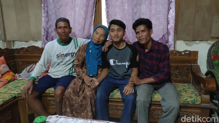 Ervan Wahyu Anjarworo (tengah) bertemu dengan keluarganya di Sragen, Selasa (6/10/2020).