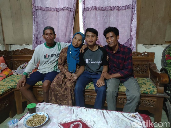 Ervan Wahyu Anjarworo (tengah) bertemu dengan keluarganya di Sragen, Selasa (6/10/2020).