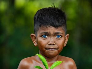 Seperti Orang Eropa, Ini 3 Suku di Indonesia yang Bermata Biru