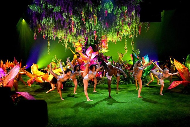 Bagaimana bisa Rihanna menampilkan fashion show di mana orang-orang menari memakai underwear dengan lagu berisi hadis muslim sebagai latar belakang, tulis akun TikTok bernama @nad.  Bukan berarti dia Rihanna, dia bisa mendapatkan kebebasan untuk tidak menghargai sebuah agama, tulis netizen lainnya. (Foto: Instagram/@savagefenty)