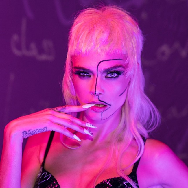 Terlepas dari kritikan tersebut, Rihanna sukses memanjakan penonton dengan penampilan para bintang papan atas yang memeragakan koleksi lingerie barunya. Salah satu nama besar yang terlibat adalah model dan aktris Cara Delevingne. (Foto: Instagram/@savagefenty)