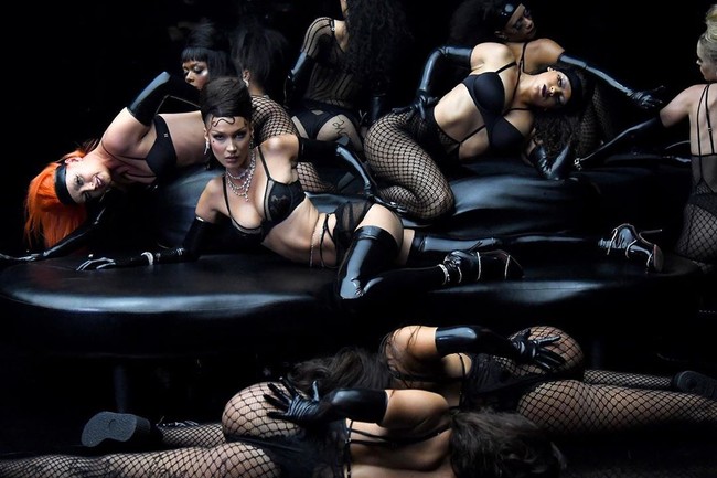 Bella Hadid pun tak ketinggalan. Lingerie hitam membungkus tubuhnya yang seksi. (Foto: Instagram/@savagefenty)