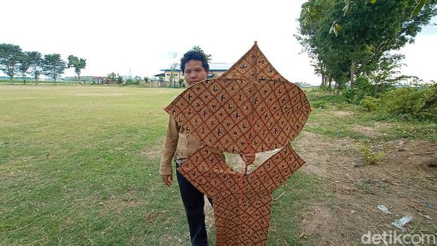 Fertival layang-layang di hari batik